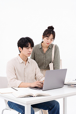 JPG 편집이미지 여자 남자 의자 탁자 협력 대화 노트북 학습 컴퓨터 사무실 작업 집중 문서 의료성형뷰티 편집실사 AI인물포토 AI콘텐츠 교육 가구 컨셉 비즈니스 말하기 사람 전자제품 CG 파일형식 AI포토 생활용품 모션 오브젝트