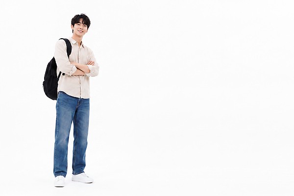 JPG 편집이미지 학생 남자 포즈 셔츠 가방 실내 웃음 팔짱 청바지 편안함 백팩 의료성형뷰티 편집실사 AI인물포토 AI콘텐츠 잡화 상의 바지 모션 표정 사람 내부 감각 CG 파일형식 AI포토 옷 하의