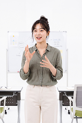 JPG 편집이미지 학생 여자 교육 수업 설명 손짓 학습 강사 교수 칠판 공간 교양 발표 분위기 강의실 의료성형뷰티 편집실사 AI인물포토 AI콘텐츠 직업 컨셉 모션 사람 교사 CG 파일형식 AI포토