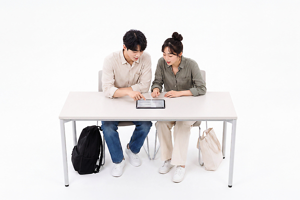 JPG 편집이미지 학생 여자 교육 남자 가방 탁자 밝음 대화 두명 학습 태블릿 방 상담 의견 의료성형뷰티 편집실사 AI인물포토 AI콘텐츠 잡화 가구 말하기 사람 전자제품 스마트기기 CG 파일형식 AI포토 생활용품 모션 오브젝트