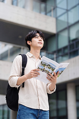 JPG 편집이미지 응시 생각 서기 사람 건물 공간 정보 호기심 대학교 방문 탐색 안내서 의료성형뷰티 편집실사 AI인물포토 AI콘텐츠 건축물 시선 감정 컨셉 학교 모션 CG 파일형식 AI포토 교육 건축