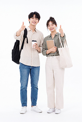 JPG 편집이미지 여자 남자 커피 표정 대화 미소 웃음 친구 노트북 카페 엄지손가락 의료성형뷰티 편집실사 AI인물포토 AI콘텐츠 음료 손가락 관계 말하기 사람 전자제품 상점 CG 파일형식 AI포토 손 모션 신체부위