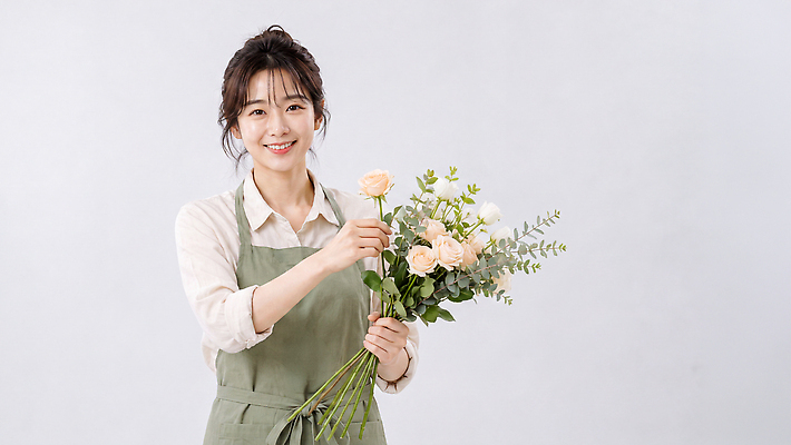 JPG 식물 편집이미지 손 디자인 여자 꽃 감정 꽃다발 장식 꽃집 만들기 조화 의료성형뷰티 편집실사 AI인물포토 AI콘텐츠 모션 사람 신체부위 상점 CG 파일형식 AI포토