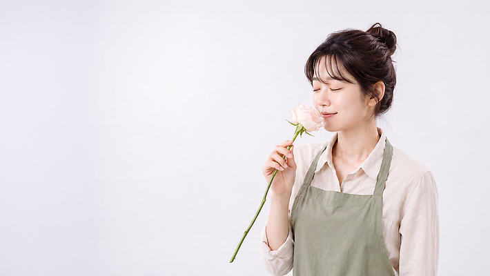 JPG 편집이미지 여자 꽃 포즈 스튜디오 미소 일상 향기 화사함 의료성형뷰티 편집실사 AI인물포토 AI콘텐츠 식물 컨셉 표정 사람 라이프 CG 냄새 파일형식 AI포토 생활