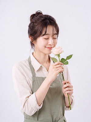 JPG 식물 편집이미지 손 꽃 행복 감정 아침 조명 실내 미소 사람 상반신 분위기 의료성형뷰티 편집실사 AI인물포토 AI콘텐츠 주간 컨셉 표정 내부 신체부위 CG 파일형식 AI포토 자연요소