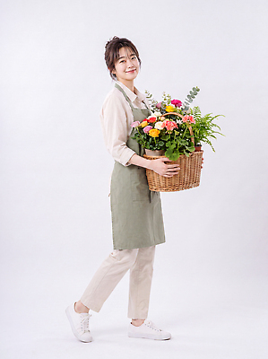 JPG 식물 편집이미지 여자 꽃 꽃다발 셔츠 바지 미소 바구니 원예 정원사 의료성형뷰티 편집실사 AI인물포토 AI콘텐츠 직업 상의 하의 표정 사람 취미 CG 파일형식 AI포토 옷