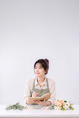 JPG 식물 편집이미지 손 디자인 여자 꽃 생각 탁자 미소 공책 작업 플로리스트 의료성형뷰티 편집실사 AI인물포토 AI콘텐츠 직업 가구 문구용품 표정 사람 신체부위 CG 파일형식 AI포토 생활용품 오브젝트