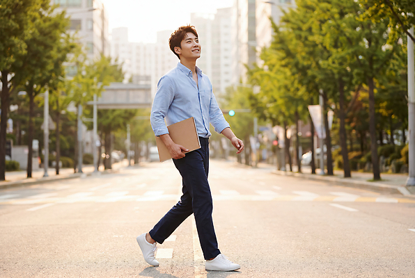 JPG 나무 편집이미지 남자 길 서류가방 아침 거리 사람 건물 햇빛 걷기 산책 도시 의료성형뷰티 편집실사 AI인물포토 AI콘텐츠 주간 식물 건축물 가방 모션 휴식 빛 CG 파일형식 AI포토 자연요소 잡화 건축 컨셉