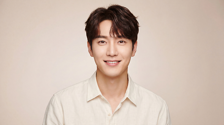 JPG 편집이미지 남자 스튜디오 짧은머리 표정 미소 웃음 사람 촬영 의료성형뷰티 편집실사 AI인물포토 AI콘텐츠 헤어스타일 CG 파일형식 AI포토
