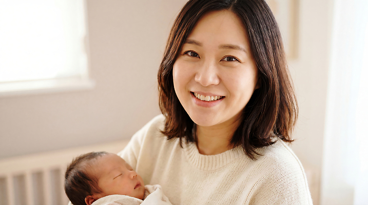 JPG 편집이미지 여자 행복 어린이 가족 엄마 따뜻함 밝음 사랑 미소 평화 방 육아 아기 모성애 의료성형뷰티 차분 편집실사 AI인물포토 AI콘텐츠 감정 컨셉 관계 표정 사람 CG 파일형식 AI포토