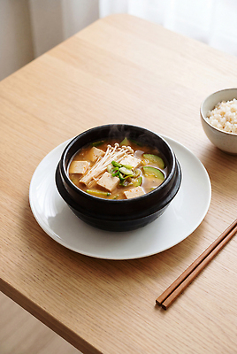JPG 편집이미지 그릇 한식 탁자 밥 건강 요리 식사 된장찌개 준비 국물 맛있는 편집실사 AI포토 AI콘텐츠 식기 음식 가구 찌개 CG 파일형식 생활용품 오브젝트