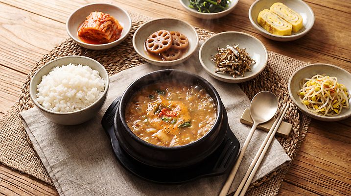 JPG 편집이미지 식탁 호박 밥 반찬 김치 요리 계란 찌개 된장찌개 나물 국물 편집실사 AI포토 AI콘텐츠 한식 음식 채소 탁자 알 CG 파일형식 가구 생활용품 오브젝트