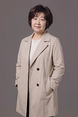 JPG 편집이미지 여자 포즈 스튜디오 코트 베이지색 의료성형뷰티 편집실사 AI인물포토 AI콘텐츠 컬러 사람 외투 CG 파일형식 AI포토 상의 옷