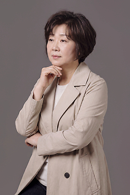 JPG 편집이미지 여자 포즈 생각 사람 코트 고민 베이지색 의료성형뷰티 편집실사 AI인물포토 AI콘텐츠 감정 컬러 외투 CG 파일형식 AI포토 상의 옷