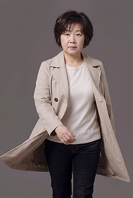 JPG 편집이미지 여자 패션 포즈 사람 걷기 코트 청바지 베이지색 의료성형뷰티 편집실사 AI인물포토 AI콘텐츠 컬러 바지 모션 외투 CG 파일형식 AI포토 상의 하의 옷