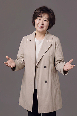JPG 편집이미지 여자 서기 웃음 사람 코트 베이지색 의료성형뷰티 편집실사 AI인물포토 AI콘텐츠 컬러 모션 표정 외투 CG 파일형식 AI포토 상의 옷