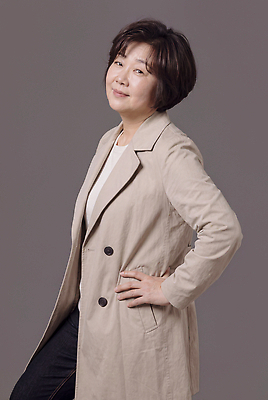 JPG 편집이미지 여자 포즈 서기 웃음 코트 베이지색 의료성형뷰티 편집실사 AI인물포토 AI콘텐츠 컬러 모션 표정 사람 외투 CG 파일형식 AI포토 상의 옷