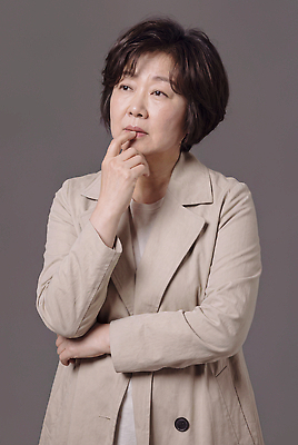 JPG 편집이미지 여자 포즈 생각 코트 베이지색 의료성형뷰티 편집실사 AI인물포토 AI콘텐츠 컬러 사람 외투 CG 파일형식 AI포토 상의 옷