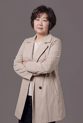 JPG 편집이미지 여자 포즈 서기 상반신 팔짱 코트 베이지색 의료성형뷰티 편집실사 AI인물포토 AI콘텐츠 컬러 모션 사람 외투 CG 파일형식 AI포토 상의 옷