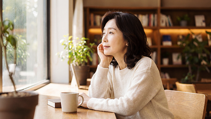 JPG 식물 편집이미지 여자 커피 중년 생각 휴식 일상 카페 관찰 분위기 편안함 창가 일과 의료성형뷰티 편집실사 음료 컨셉 창문 모션 사람 성인 라이프 상점 감각 CG 파일형식 생활