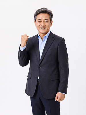 JPG 편집이미지 남자 중년 포즈 성공 직장 실내 표정 사람 정장 촬영 주먹 비즈니스맨 자신감 의료성형뷰티 편집실사 AI인물포토 AI콘텐츠 옷 감정 컨셉 회사 비즈니스 모션 성인 내부 직장인 CG 파일형식 AI포토 직업