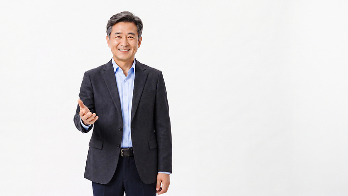 JPG 편집이미지 남자 중년 스튜디오 표정 대화 미소 웃음 정장 비즈니스맨 손내밀기 의료성형뷰티 편집실사 옷 비즈니스 말하기 사람 손짓 성인 직장인 CG 파일형식 직업 모션