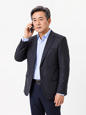 JPG 편집이미지 남자 중년 비즈니스 표정 대화 정장 스마트폰 비즈니스맨 집중 통화 의사소통 의료성형뷰티 편집실사 옷 컨셉 모션 말하기 사람 성인 핸드폰 스마트기기 직장인 CG 파일형식 직업 전자제품