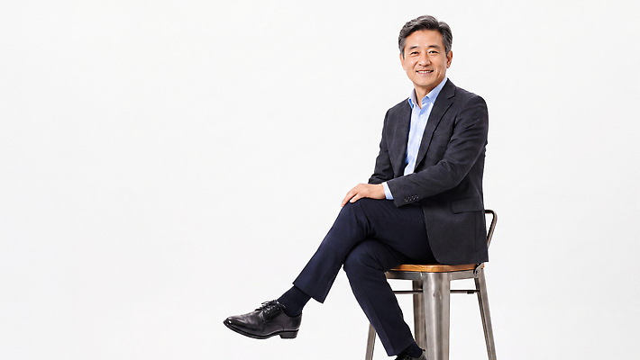 JPG 편집이미지 남자 중년 포즈 실내 미소 사람 앉기 정장 촬영 비즈니스맨 의료성형뷰티 편집실사 옷 비즈니스 모션 표정 성인 내부 직장인 CG 파일형식 직업