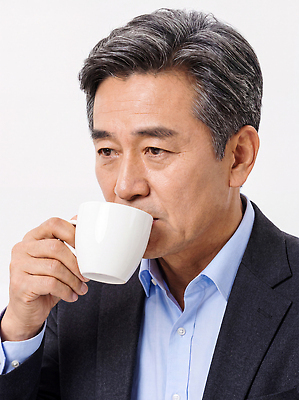 JPG 편집이미지 옷 남자 커피 중년 실내 정장 상반신 컵 마시기 비즈니스맨 집중 의료성형뷰티 편집실사 AI인물포토 AI콘텐츠 식기 음료 컨셉 비즈니스 모션 사람 성인 내부 직장인 CG 파일형식 AI포토 직업