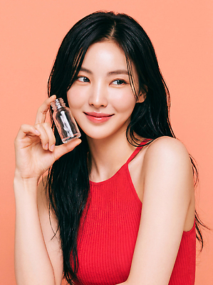 JPG 모델 편집이미지 여자 포즈 유리병 미소 빨간색 뷰티 사진촬영 촬영 화장품 의료성형뷰티 스타일 편집실사 컬러 병_용기 표정 사람 CG 파일형식