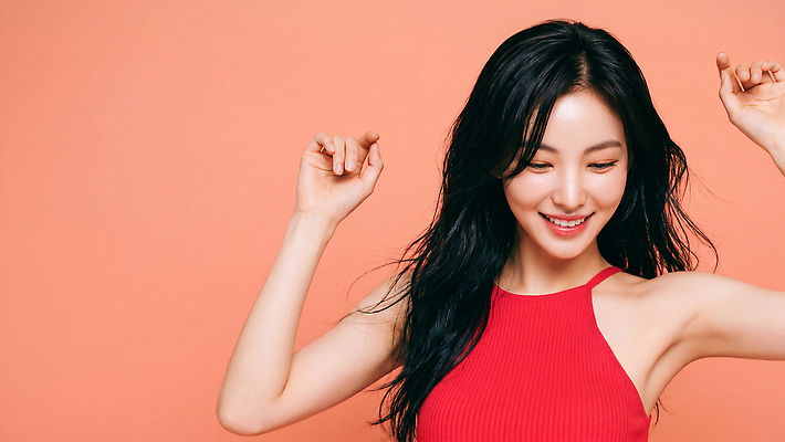 JPG 편집이미지 여자 포즈 표정 사람 빨간색 머리카락 춤 즐거움 의료성형뷰티 스타일 편집실사 AI인물포토 AI콘텐츠 감정 컬러 문화예술 머리 CG 파일형식 AI포토 신체부위