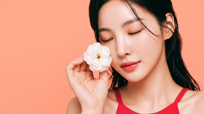 JPG 모델 편집이미지 여자 패션 꽃 얼굴 분홍색 포즈 표정 미소 빨간색 화장 촬영 의료성형뷰티 편집실사 AI인물포토 AI콘텐츠 식물 컬러 사람 신체부위 뷰티 CG 파일형식 AI포토
