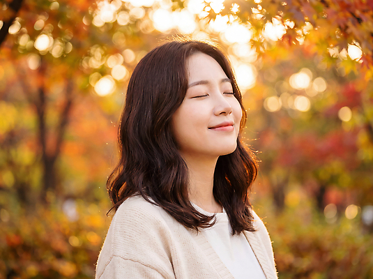 JPG 나무 편집이미지 공원 여자 행복 단풍 자연 나뭇잎 따뜻함 미소 풍경 빛 가을 의료성형뷰티 편집실사 식물 계절 공공시설 감정 잎 표정 사람 CG 생태계 파일형식 시설