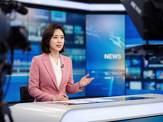 JPG 편집이미지 여자 스튜디오 대화 스크린 촬영 정보 뉴스 아나운서 방송 프로그램 의료성형뷰티 뉴스룸 편집실사 AI인물포토 AI콘텐츠 직업 말하기 사람 CG 파일형식 AI포토 모션