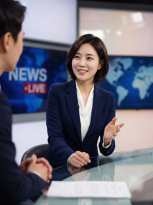 JPG 편집이미지 여자 스튜디오 대화 세계 스크린 뉴스 아나운서 방송 언론 의료성형뷰티 뉴스룸 편집실사 AI인물포토 AI콘텐츠 직업 말하기 사람 CG 파일형식 AI포토 모션