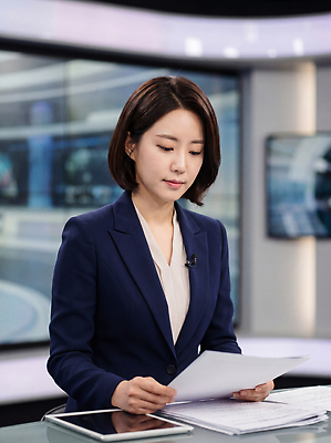 JPG 편집이미지 여자 스튜디오 스크린 촬영 자료 정보 발표 뉴스 아나운서 읽기 방송 대본 의료성형뷰티 뉴스룸 편집실사 AI인물포토 AI콘텐츠 직업 모션 사람 CG 파일형식 AI포토