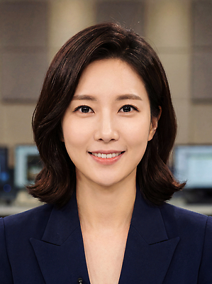 JPG 편집이미지 여자 스튜디오 대화 스크린 모니터 정보 뉴스 아나운서 방송 전송 의료성형뷰티 뉴스룸 편집실사 AI인물포토 AI콘텐츠 직업 말하기 사람 컴퓨터 CG 파일형식 AI포토 모션 전자제품