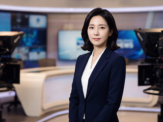 JPG 편집이미지 여자 스튜디오 스크린 장비 정보 뉴스 아나운서 전달 방송 프로그램 의료성형뷰티 뉴스룸 편집실사 AI인물포토 AI콘텐츠 직업 사람 CG 파일형식 AI포토