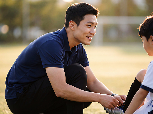 JPG 편집이미지 남자 어린이 스포츠 운동화 유니폼 웃음 안전 경기 잔디 축구 끈 도움 연습 신발끈묶기 의료성형뷰티 편집실사 식물 옷 신발 컨셉 표정 사람 구기 묶기 CG 신발끈 파일형식 모션