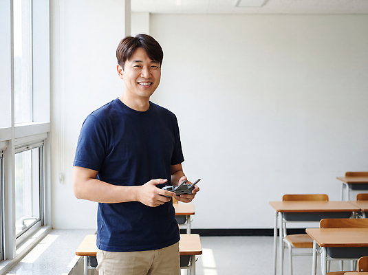 JPG 편집이미지 교육 남자 교실 학교 기술 웃음 취미 교사 즐거움 실습 드론 흥미 의료성형뷰티 편집실사 직업 감정 컨셉 표정 사람 CG 파일형식