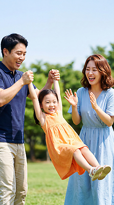 JPG 편집이미지 손 공원 여자 남자 딸 행복 어린이 가족 웃음 들기 부모 즐거움 놀기 의료성형뷰티 편집실사 AI인물포토 AI콘텐츠 공공시설 감정 관계 모션 표정 사람 신체부위 CG 파일형식 AI포토 시설