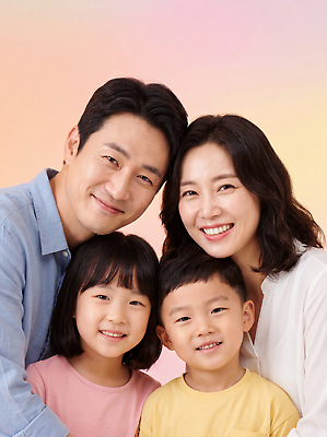 JPG 편집이미지 여자 남자 행복 어린이 가족 포옹 사랑 미소 웃음 부모 의료성형뷰티 편집실사 감정 관계 안기 표정 사람 CG 파일형식 모션