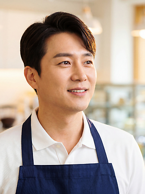 JPG 편집이미지 남자 음식 한명 미소 상점 앞치마 카페 조리복 창업 의료성형뷰티 편집실사 1 유니폼 표정 사람 CG 자영업 파일형식 옷 비즈니스