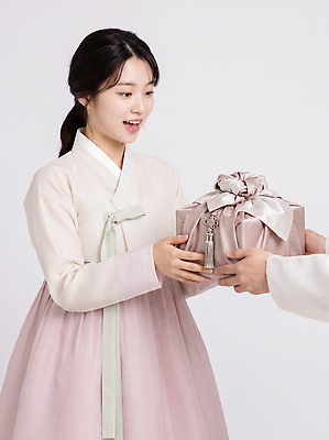 JPG 편집이미지 전통 손 옷 여자 문화 한국 선물 미소 사람 기쁨 보자기 한복 의료성형뷰티 편집실사 한국전통 감정 아시아 표정 신체부위 전통의상 CG 파일형식 천_직물 나라
