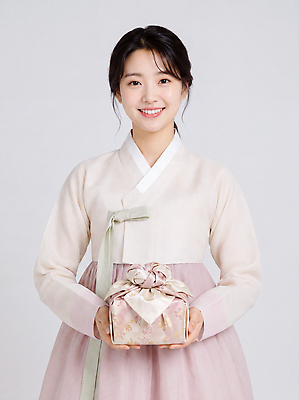 JPG 편집이미지 전통 옷 여자 리본 문화 한국 선물 미소 축하 보자기 한복 의료성형뷰티 편집실사 한국전통 아시아 컨셉 표정 사람 전통의상 CG 파일형식 천_직물 나라