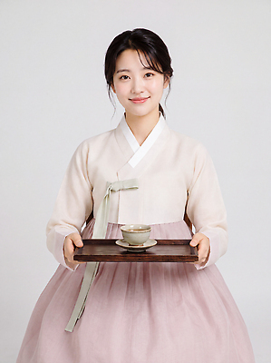 JPG 편집이미지 전통 손 여자 문화 한국 차 찻잔 한복 받침대 나무쟁반 의료성형뷰티 편집실사 한국전통 아시아 음료 잔 쟁반 사람 목재 신체부위 전통의상 CG 파일형식 나무 식기 나라 재료 식물