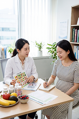 JPG 편집이미지 여자 음식 채소 과일 건강 병원 임산부 임신 의사 기록 상담 영양 산부인과 식단 건강식 산부인과의사 의료성형뷰티 편집실사 의학 사람 의료진 CG 파일형식 직업