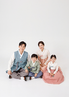 JPG 편집이미지 전통 옷 여자 남자 행복 어린이 가족 웃음 앉기 부모 한복 의료성형뷰티 편집실사 한국전통 감정 관계 모션 표정 사람 전통의상 CG 파일형식 한국 아시아 나라