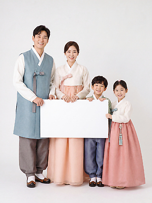 JPG 편집이미지 전통 옷 여자 남자 행복 종이 문화 어린이 가족 한국 웃음 부모 판넬 한복 의료성형뷰티 편집실사 AI인물포토 AI콘텐츠 한국전통 감정 아시아 관계 표정 사람 전통의상 CG 파일형식 AI포토 나라