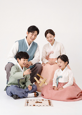 JPG 편집이미지 전통 옷 여자 남자 어린이 가족 놀이 바닥 한국 웃음 앉기 윷놀이 한복 즐거움 의료성형뷰티 편집실사 한국전통 감정 아시아 관계 모션 표정 사람 전통놀이 전통의상 CG 파일형식 나라